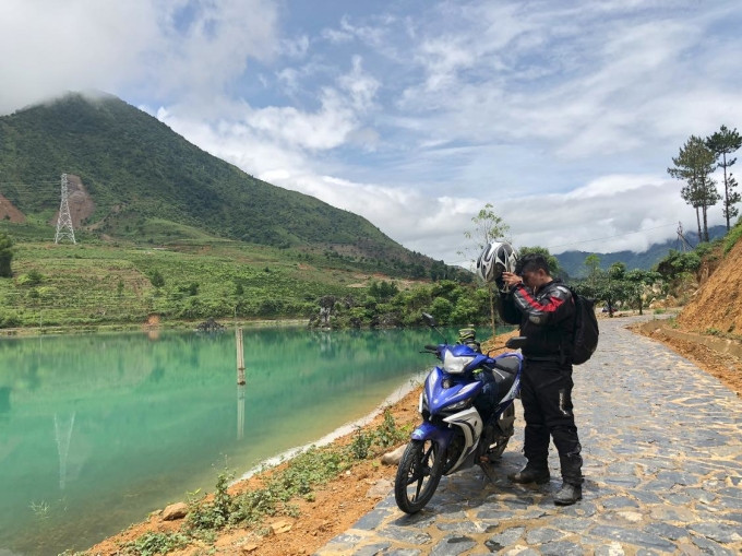 Anh Tâm chạy xe máy ở thị trấn Than Uyên - Lai Châu. Ảnh: Trần Thượng Tâm