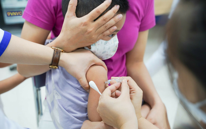 Trẻ được tiêm vaccine phòng bệnh trước Tết. Ảnh: Mộc Thảo
