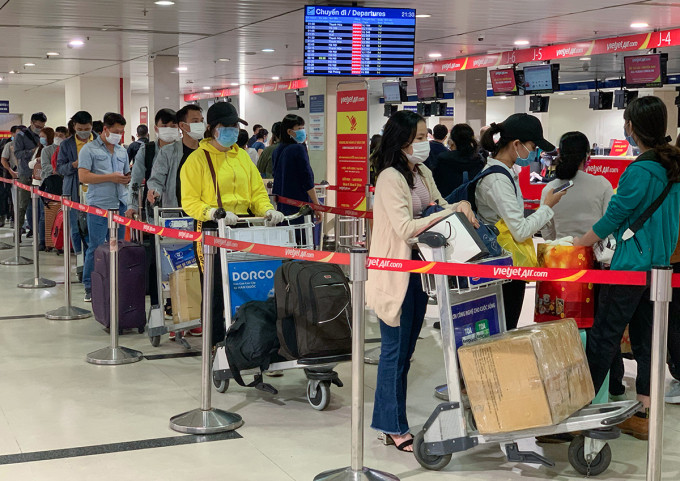 Hành khách làm thủ tục ở sân bay Tân Sơn Nhất. Ảnh: Quỳnh Trần