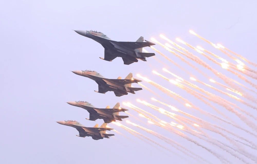 Màn trình diễn của Su-30 tại Lễ Khai mạc Triển lãm Quốc phòng Quốc tế Việt Nam năm 2022. (Ảnh: Văn Điệp/TTXVN)