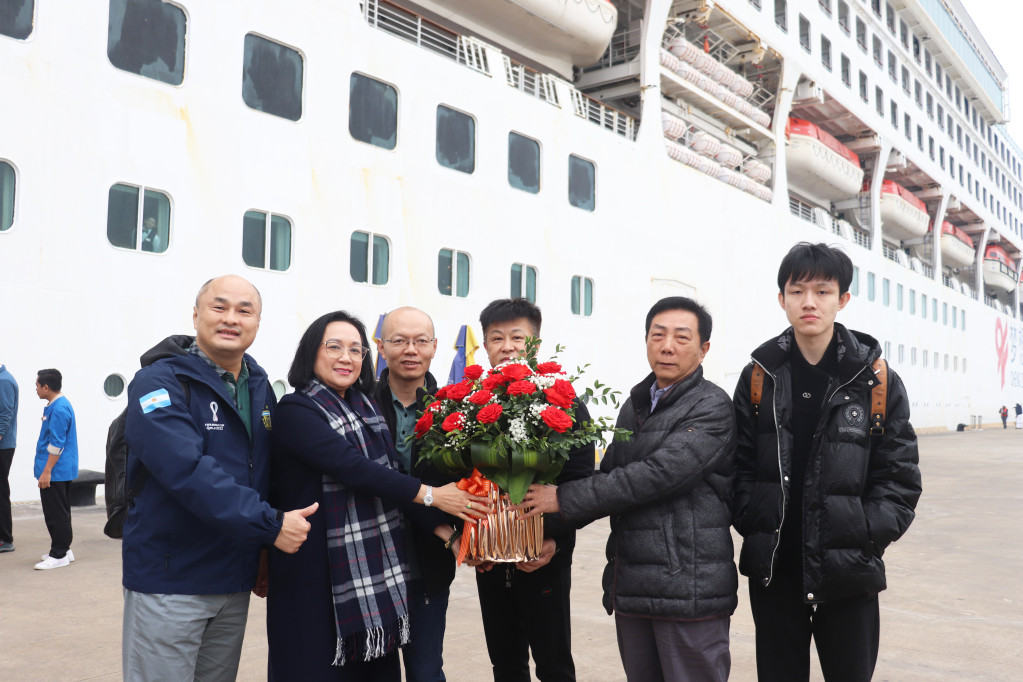 lãnh đạo sở Du Lịch tặng hoa chúc mừng du khách đến du lịch tại Quảng Ninh.