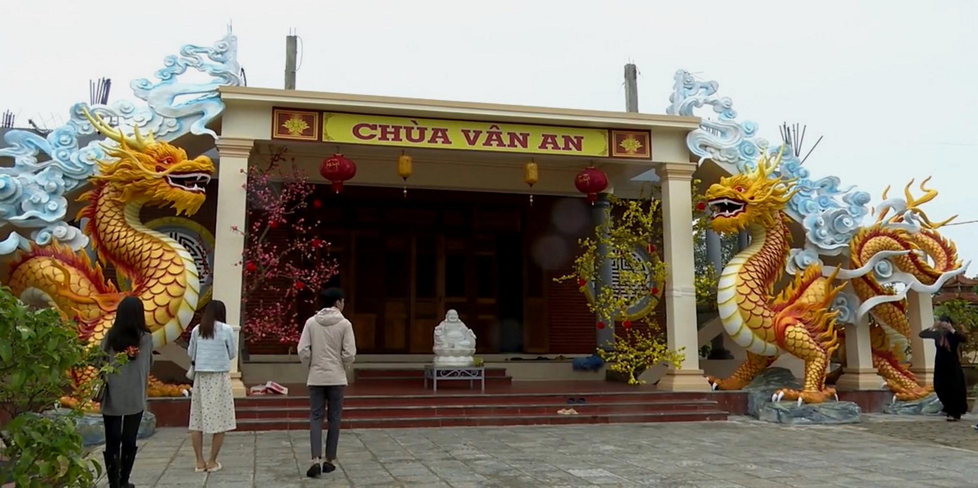 Ngoài tượng linh vật rồng cho thị trấn Lao Bảo, anh Tâm còn chế tác thêm hai con rồng bằng bê tông cho chùa Vân An (TP Đông Hà) - Ảnh: Q.NAM