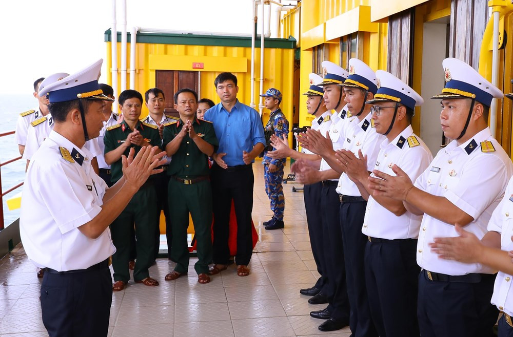 Tet visit paid to officers and soldiers on DK1 platforms hinh anh 3