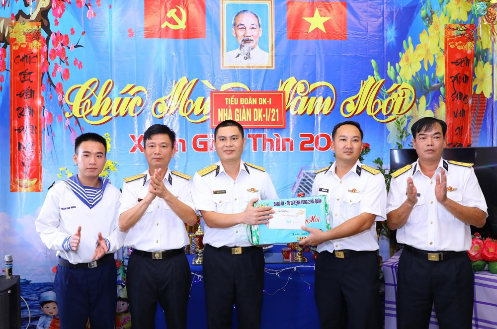 Tet visit paid to officers and soldiers on DK1 platforms hinh anh 4