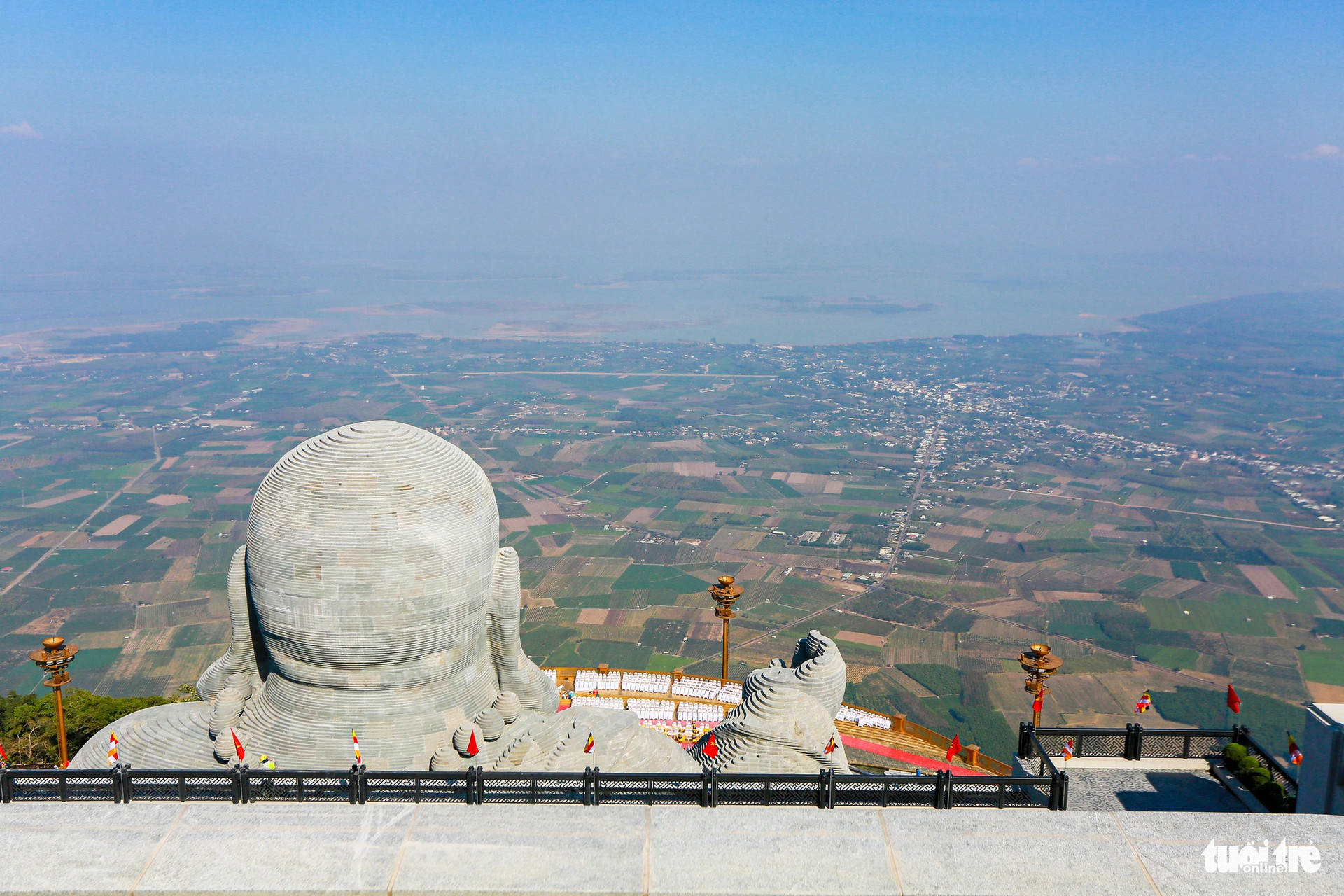 Tượng Phật Di Lặc hướng về phía đông. Một khung cảnh rộng lớn của tỉnh Tây Ninh có thể được nhìn rõ từ vị trí này vào ban ngày - Ảnh: CHÂU TUẤN