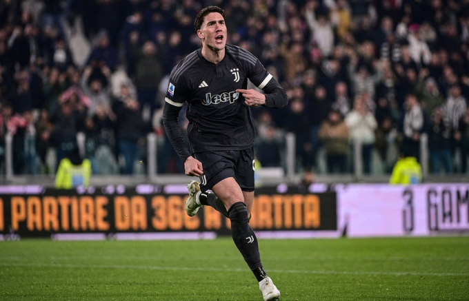 Vlahovic vui mừng sau khi mở tỷ số cho Juventus trước Empoli. Ảnh: AP