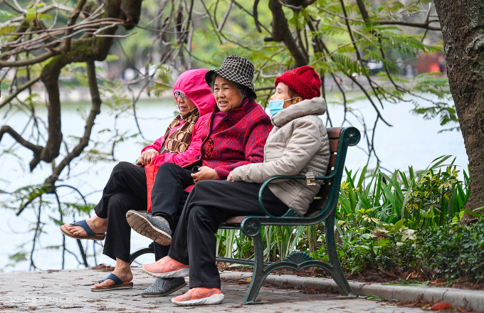 Các cụ bà đi bộ thể dục quanh Hồ Gươm trong giá rét cuối tháng 1/2024. Ảnh: Giang Huy