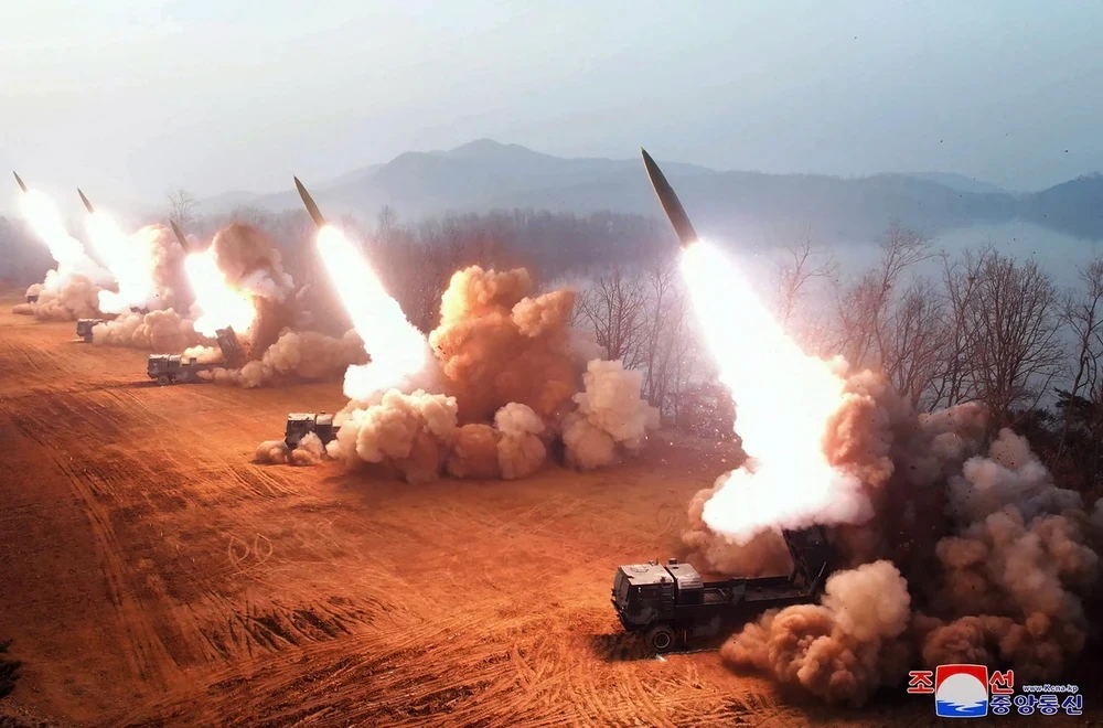 Đơn vị pháo binh Hwasong của Quân đội Nhân dân Triều Tiên tiến hành tập trận tấn công hỏa lực ngày 9/3/2023. (Ảnh: AFP/TTXVN)