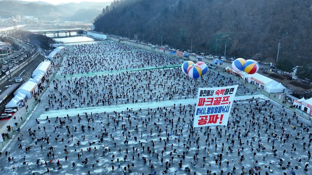 Du khách tham gia lễ hội câu cá trên băng Hwacheon Sancheoneo, Hàn Quốc, ngày 13/1/2024. (Ảnh: Yonhap/TTXVN)