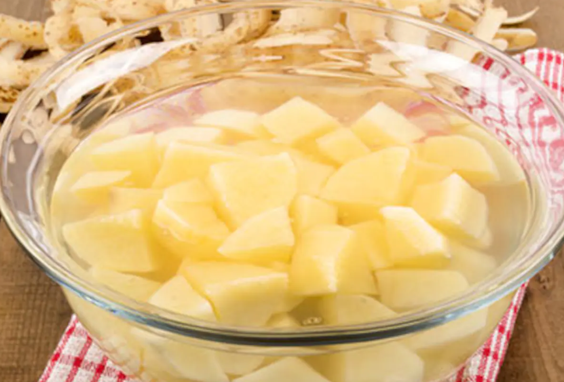 Tại sao phải ngâm khoai tây trước khi chế biến? Đây là cách giúp giảm lượng chất độc solanin. (Ảnh: Istock)