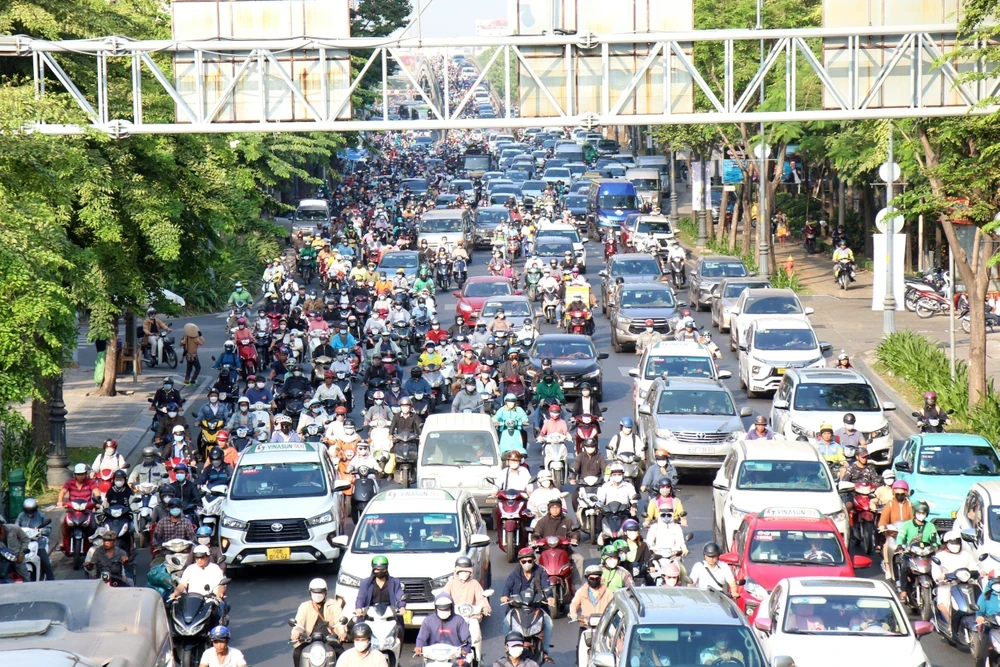 Lượng phương tiện tăng cao tại các tuyến đường khu vực quanh sân bay Tân Sơn Nhất. (Ảnh: Tiến Lực/TTXVN)