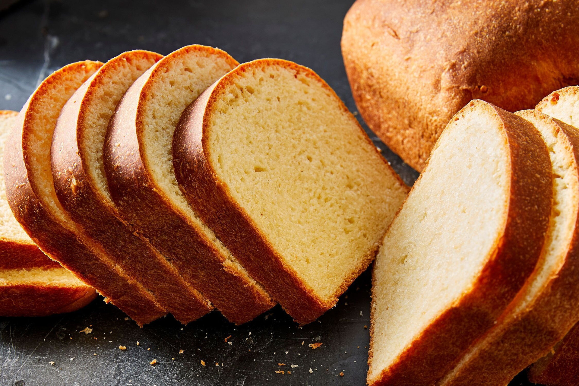 Bánh mì là loại thực phẩm không nên để trong tủ lạnh vì nó sẽ nhanh bị khô và cứng do mất đi độ ẩm. (Ảnh: Beeter Homes & Gardens)
