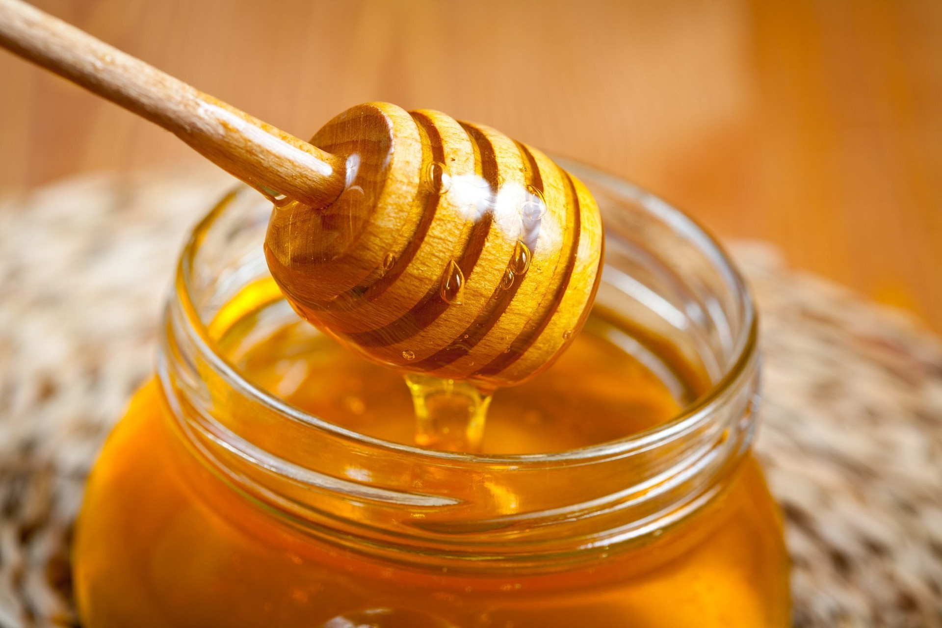 Nếu để mật ong trong tủ lạnh, nhiệt độ và độ ẩm sẽ khiến mật ong bị kết tinh và kém chất lượng. (Ảnh: Taste of Home)