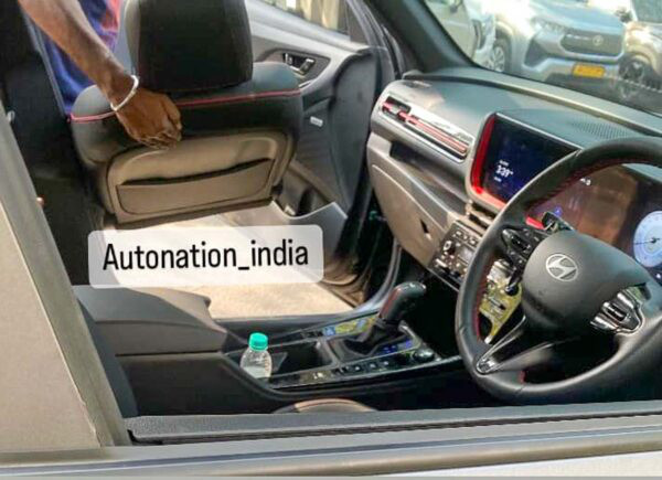 Nội thất xe xuất hiện trong ảnh không quá đặc biệt, trừ tông đỏ xuất hiện tại táp lô, vô lăng, cần số và ghế - Ảnh: Autonation_india