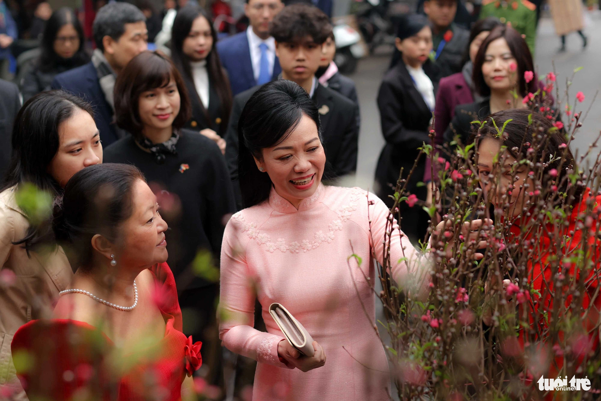Phu nhân Chủ tịch nước Phan Thị Thanh Tâm giới thiệu tới Phu nhân Louise Araneta - Marcos về ý nghĩa của hoa đào đối với ngày Tết truyền thống của Việt Nam - Ảnh: NGUYỄN KHÁNH