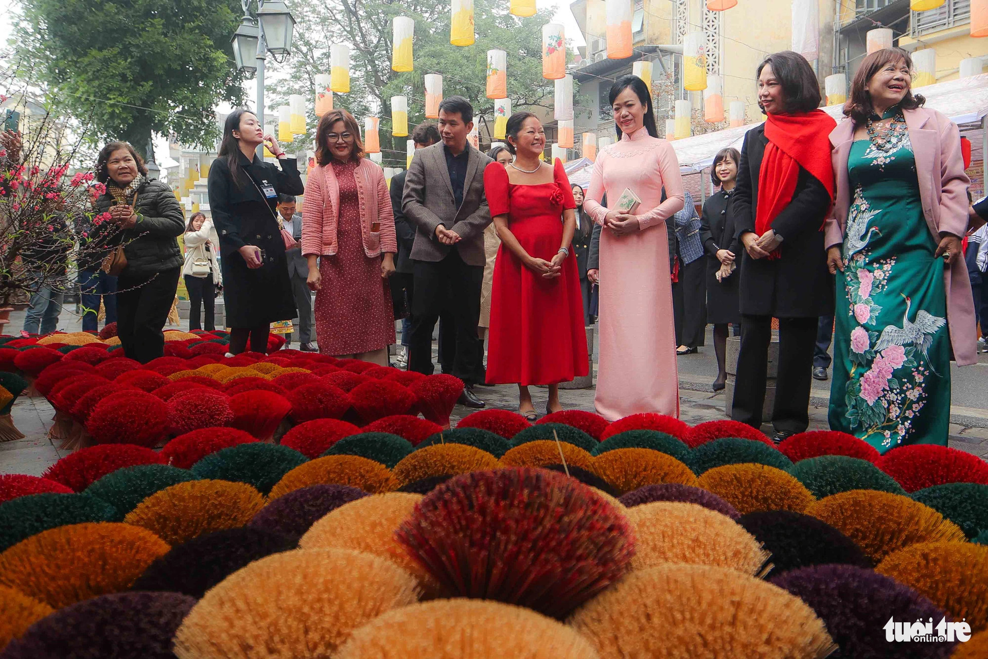 Phu nhân Chủ tịch nước Phan Thị Thanh Tâm và Phu nhân Tổng thống Philippines Louise Araneta - Marcos ngắm nhìn những bó hương rực rỡ nhiều màu sắc - Ảnh: NGUYỄN KHÁNH