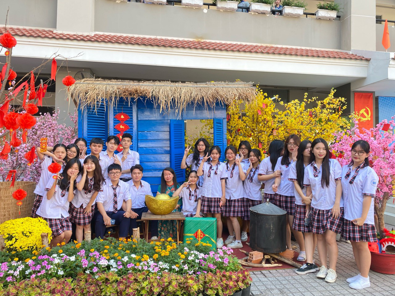 Học sinh Trường THPT Nguyễn Hữu Thọ, quận 4, TP.HCM bên những đồ trang trí Tết tại sân trường xuân Giáp Thìn 2024 - Ảnh: MỸ DUNG