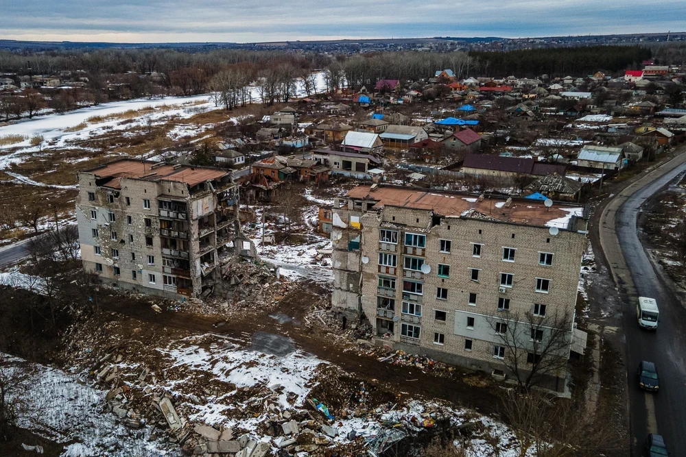 Một tòa chung cư bị phá hủy trong xung đột tại Izyum thuộc vùng Kharkiv, Ukraine ngày 20/2/2023. (Nguồn: AFP/TTXVN)