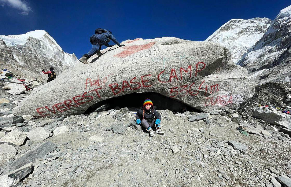 Bé Carter tại Everest Base Camp - Ảnh: STV