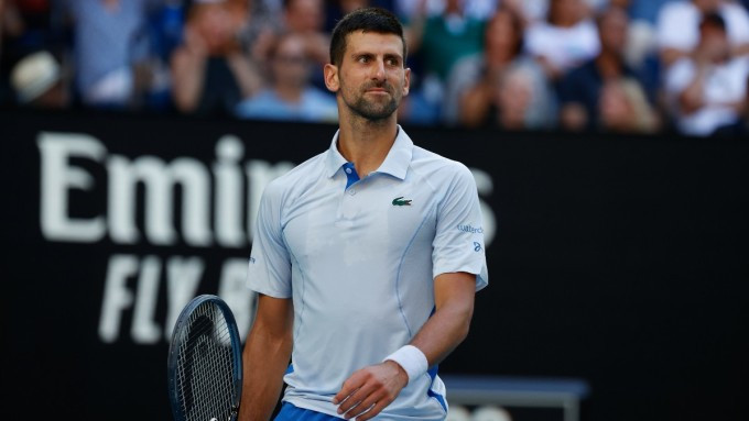 Djokovic thất vọng sau một pha bóng ở bán kết Australia Mở rộng với Jannik Sinner hôm 26/1. Chuỗi 33 trận thắng liên tiếp của tay vợt Serbia dừng lại trong lần đầu anh thua bán kết Grand Slam ở Melbourne. Ảnh: ATP