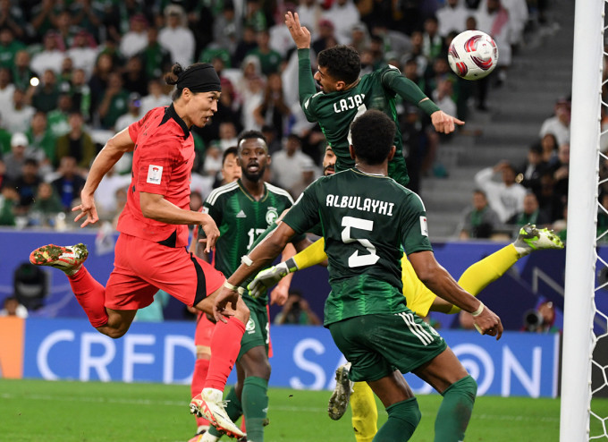 Cho Gue-sung (áo đỏ) đánh đầu gỡ hoà 1-1 cho Hàn Quốc trước Arab Saudi. Ảnh: Sport Chosun