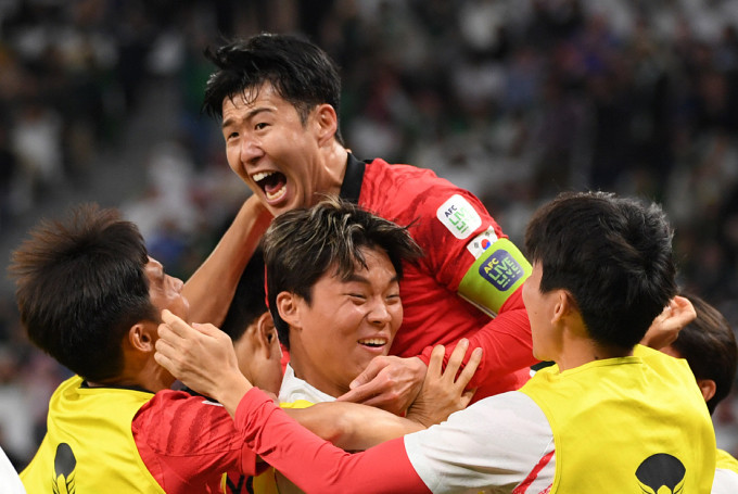 Son Heung-min mừng cùng các đồng đội sau khi Hàn Quốc đánh bại Arab Saudi 4-2 ở loạt luân lưu tứ kết Asian Cup 2023. Ảnh: Sport Chosun