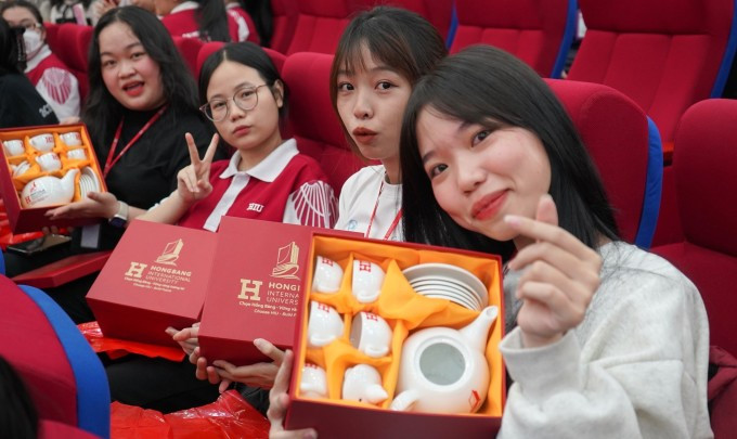 Sinh viên trường Đại học Quốc tế Hồng Bàng check in với quà Tết từ trường. Ảnh: HIU