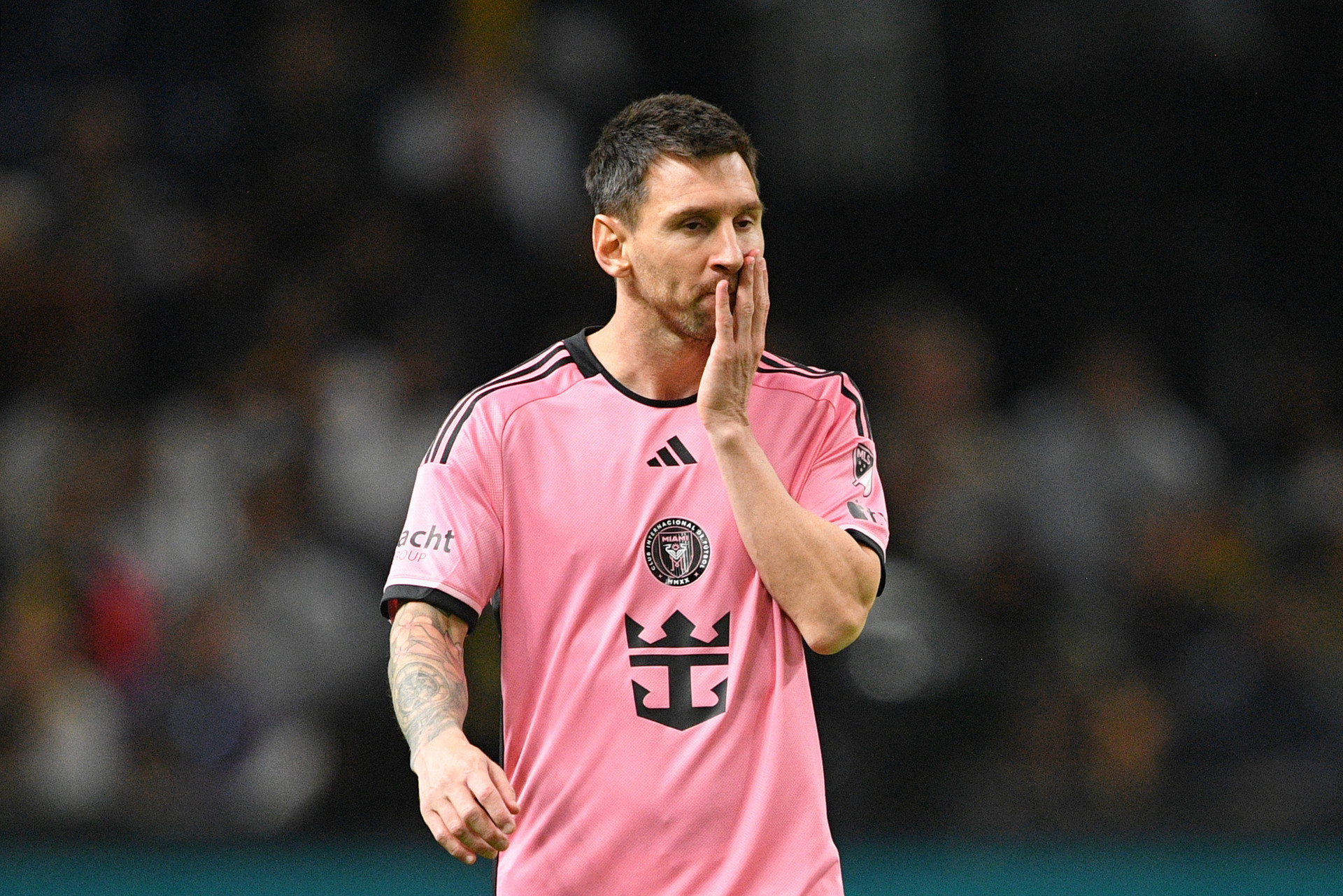 Messi chỉ thi đấu 13 phút trong trận thua của Inter Miami trước Al Nassr - Ảnh: REUTERS