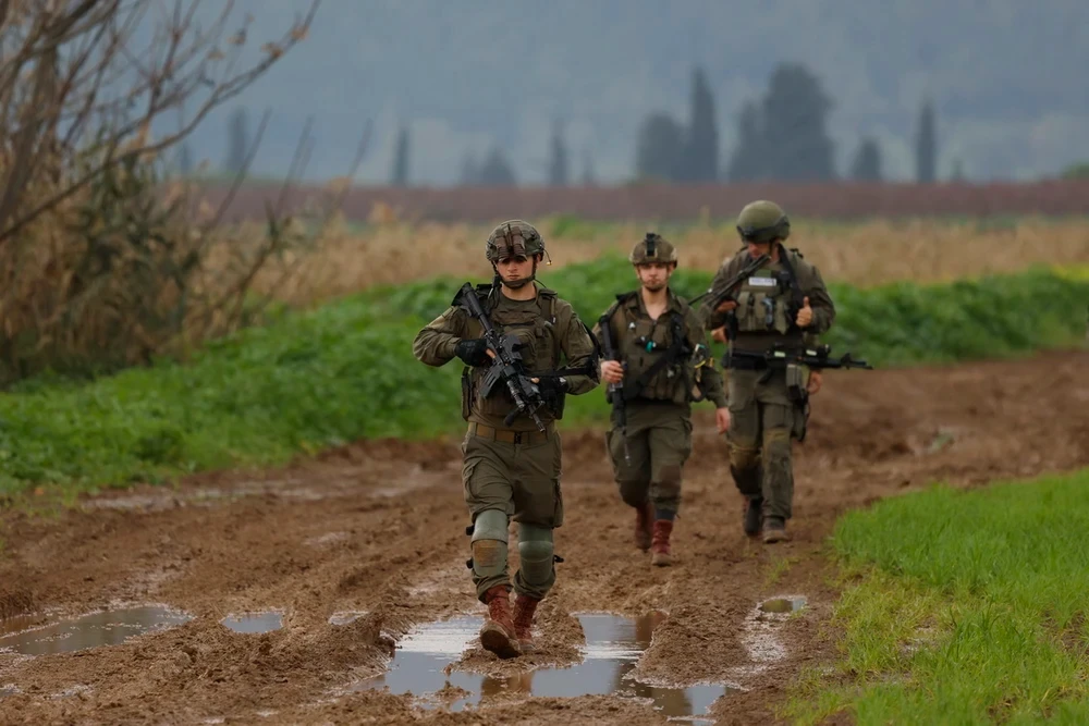 Binh sĩ Israel tuần tra gần Kfar Blum, giáp giới với Liban ngày 25/1/2024. (Ảnh: AFP/TTXVN)