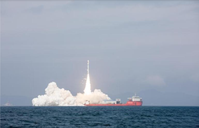 Tên lửa đẩy Jielong-3 mang theo 9 vệ tinh được phóng thành công từ vùng biển gần Dương Giang, tỉnh Quảng Đông, Trung Quốc, ngày 3/2. (Ảnh: China News)