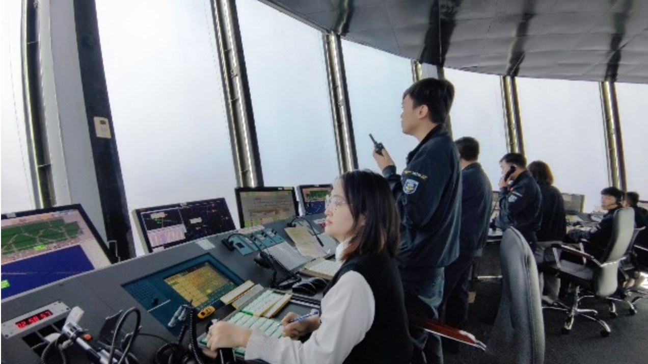 Kíp trực điều hành bay tại Đài Kiểm soát không lưu Nội Bài sáng 02/02.