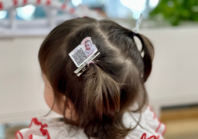 Chị Ánh Hằng làm kẹp tóc có mã QR code cho con để tiện lưu thông lì xì với các QR code bố mẹ khác dịp Tết 2024. Ảnh: Nhân vật cung cấp