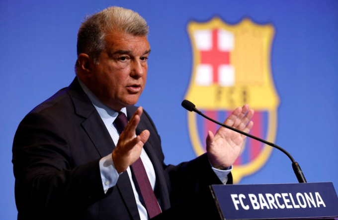 Chủ tịch Laporta phát biểu ở trụ sở CLB tại sân Camp Nou hồi tháng 4/2023. Ảnh: Reuters