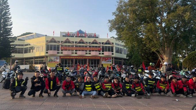 Nhóm hỗ trợ đồng hương đi xe máy về quê ở Đắk Lắk, tháng 2/2023. Ảnh: Võ Trần Lam