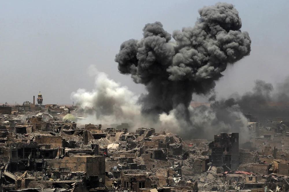 Khói bốc lên sau một vụ không kích tại Mosul (Iraq). (Ảnh: AFP/TTXVN)