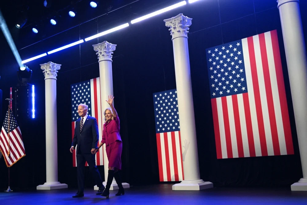 Tổng thống Mỹ Joe Biden (trái) và Đệ nhất phu nhân Jill Biden tại sự kiện vận động tranh cử. (Ảnh: AFP/TTXVN)