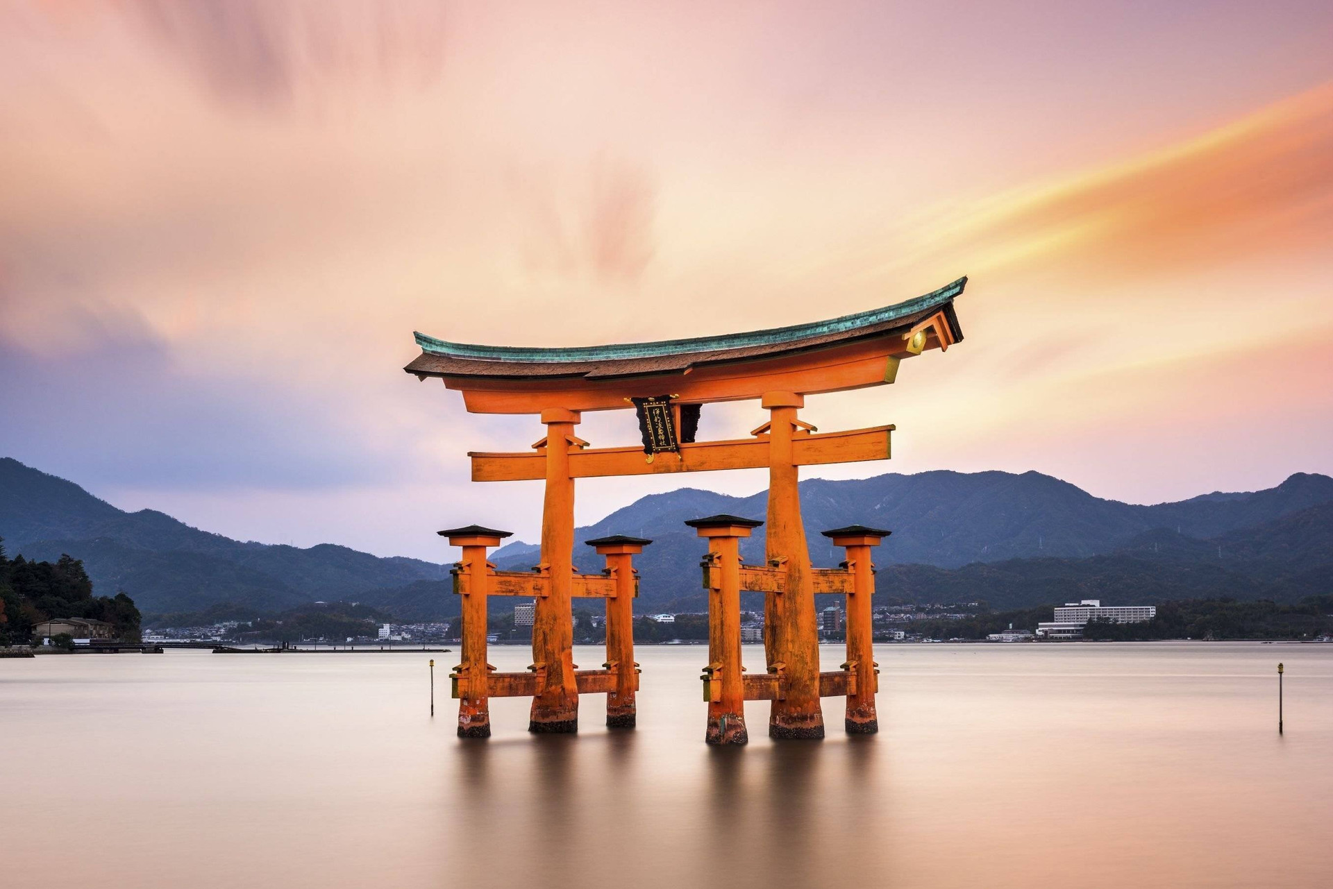 Cổng chào Torii là biểu tượng của đền Itsukushima - Ảnh: GaijinPot Travel