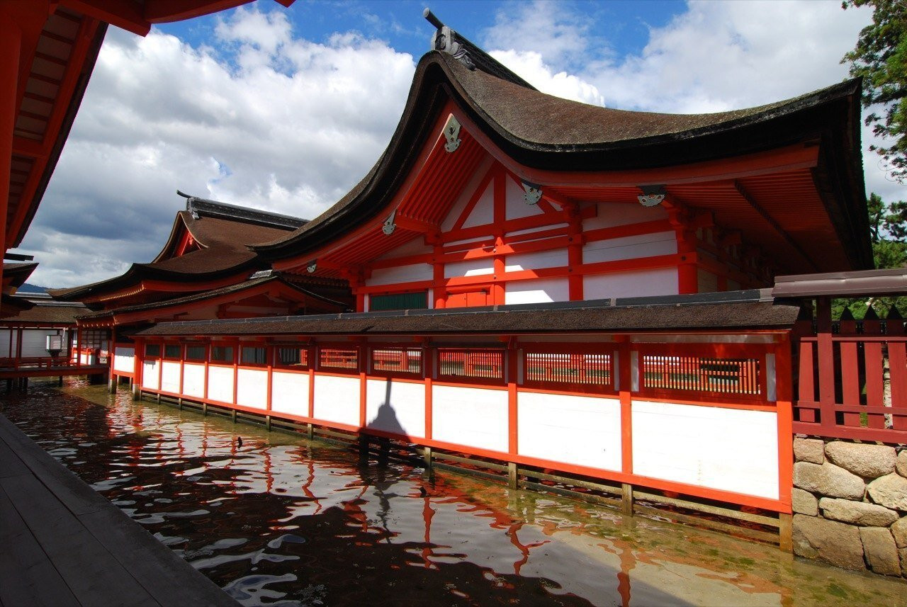 Trong ngôi đền còn lưu giữ nhiều tác phẩm nghệ thuật, nhiều vật dụng được xem như quốc bảo của nền văn hóa Nhật Bản - Ảnh: japan travel
