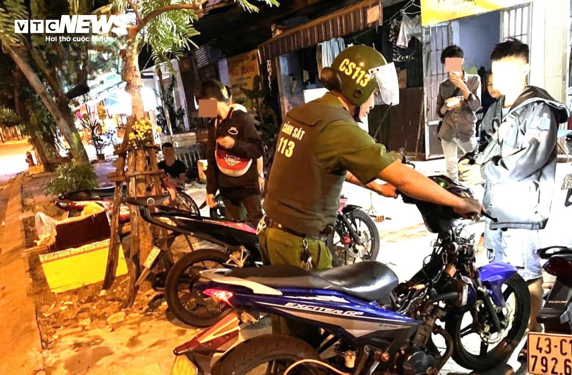 Lực lượng 113 Công an TP Đà Nẵng xử lý trường hợp vi phạm an ninh trật tự. (Ảnh: Xuân Tiến)