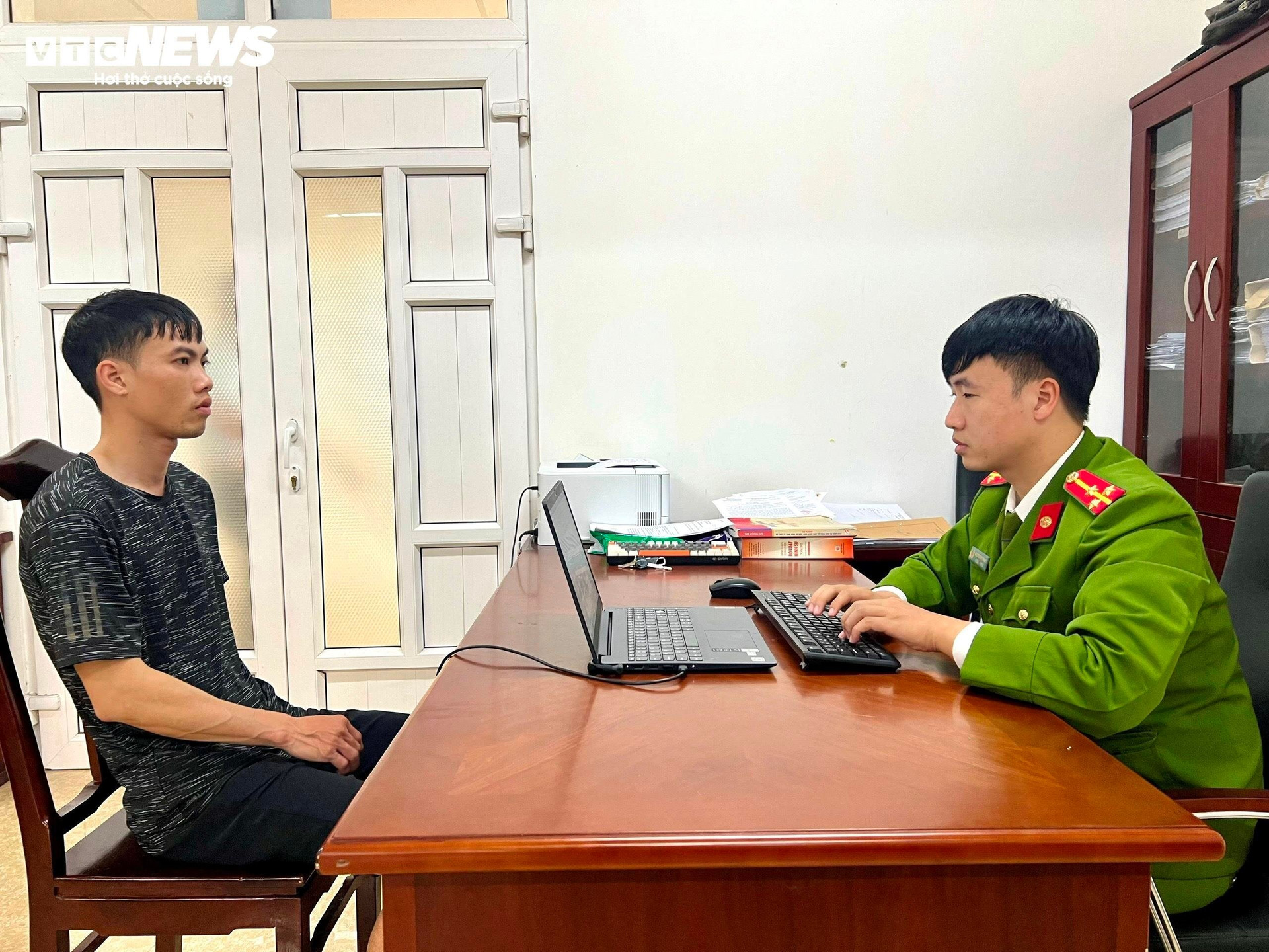 Cán bộ Phòng Cảnh sát hình sự Công an Thừa Thiên - Huế đang lấy lời khai của Nguyễn Cửu Quốc. (Ảnh: CACC)