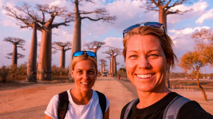 Rachel Davey và Martina Sebova trong chuyến du lịch đến Madagascar. Ảnh: CNN