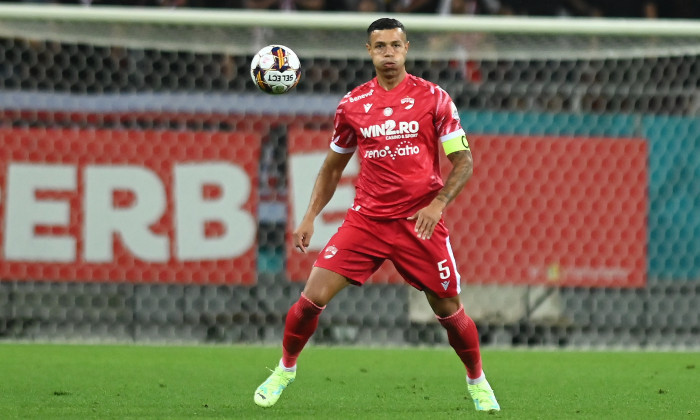 Trung vệ Lucas Alves de Araujo trong màu áo CLB Dinamo Bucharest ở mùa giải 2023 - 2024 - Ảnh: iamsport