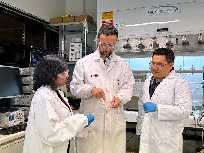 Các nghiên cứu viên chính gồm TS Nitu Syed, TS Ylias Sabri và TS Chung Nguyen (từ trái sang phải) trong phòng thí nghiệm tại Đại học RMIT. Ảnh: Seamus Daniel/RMIT