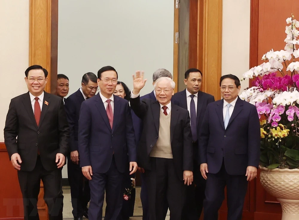 Tổng Bí thư Nguyễn Phú Trọng cùng các lãnh đạo và nguyên lãnh đạo Đảng, Nhà nước dự chúc Tết. (Ảnh: Trí Dũng/TTXVN)
