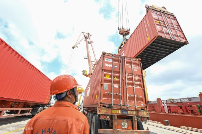 Bốc dỡ hàng hóa tại cảng Tân Vũ, Hải Phòng, tháng 7/2023. Ảnh: Giang Huy