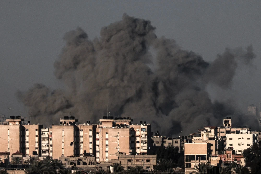 Khói bốc lên sau vụ không kích của Israel xuống thành phố Khan Yunis, Dải Gaza ngày 15/1/2024. Ảnh: AFP/TTXVN