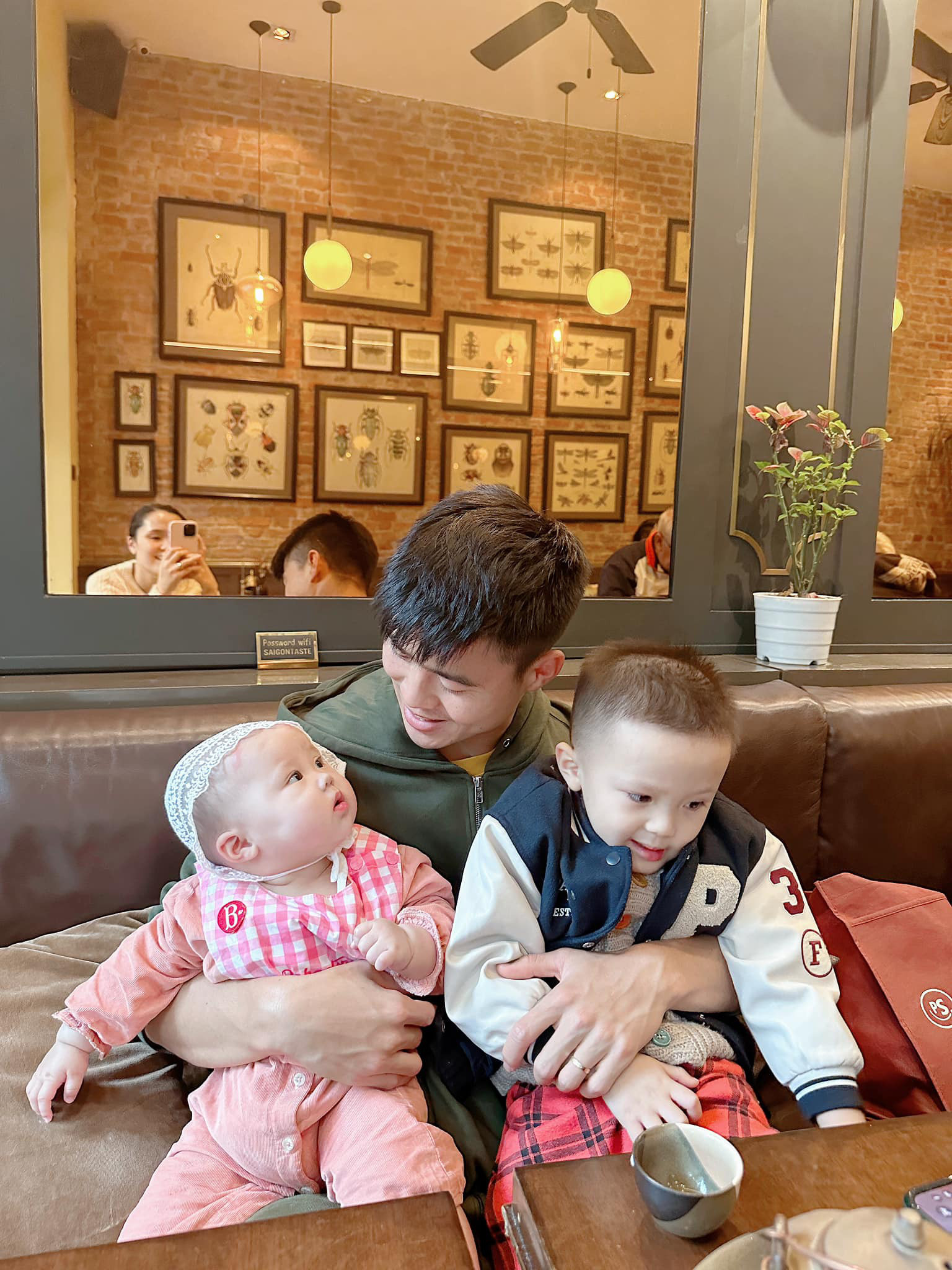 Vợ chụp ảnh cho Duy Mạnh và con trai khi đi cà phê cùng nhau - Ảnh: FBNV