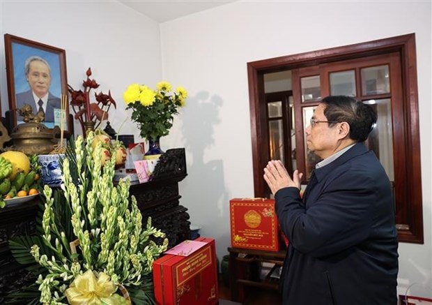 PM Chinh visits Hanoi medical establishments ahead of Tet hinh anh 2