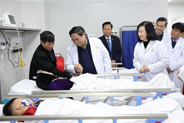 PM Chinh visits Hanoi medical establishments ahead of Tet hinh anh 1