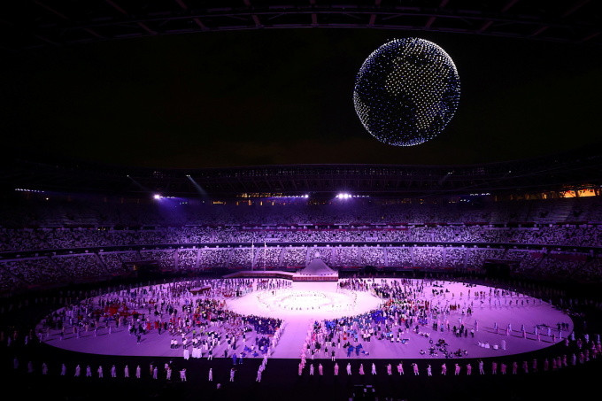 Drone xếp thành hình trái đất tại lễ khai mạc Olymlic Tokyo 2020. Ảnh: Reuters